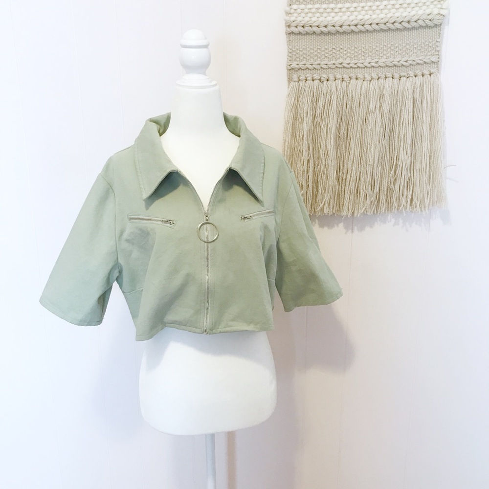 PrettyLittleThing • Green Cropped Short Sleeve Top